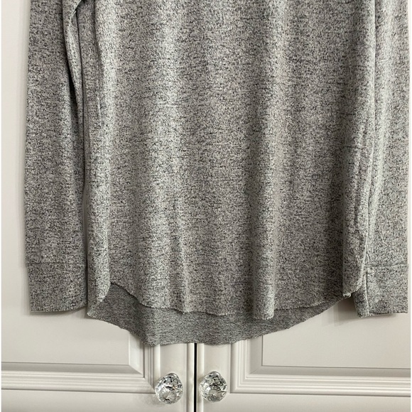 Grayson/Threads Women’s Size Medium Long Sleeve Grey T Shirt with Raw Hem Top - Picture 6 of 10